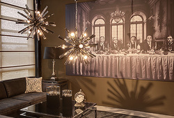 hazenkamp-livingroom-black-luxurious-lamp-dibond-moviestars-500x340.jpg